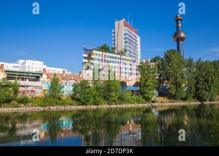 Österreich, Wien, Spittelau, Kraftwerk Fernwarte, dessen Fassade von Öko-Architekt Friedensreich Hundertwasser nach einem Großbrand neu gestaltet wurde Stockfoto