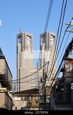 Tokyo Metropolitan Government Building (Kenzo Tange, 1990) von der Wohnstraße aus gesehen; Shinjuku, Tokyo, Japan Stockfoto