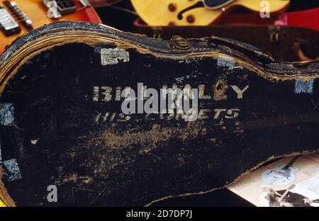 Gitarrenangebot von Bill Haley in der begleitenden Ausstellung zum Elvis-Presley-Festival in Hamburg, Deutschland 1990. Stockfoto