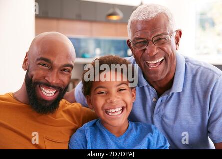 Porträt Der Multi-Generation Männlich Afroamerikanischen Familie Auf Sofa Sitzen Zu Hause Stockfoto