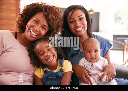 Porträt Einer Mehrgenerationenigen Afroamerikanischen Familie, Die Auf Dem Sofa Sitzt Zu Hause Stockfoto