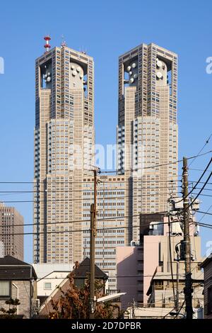 Tokyo Metropolitan Government Building (Kenzo Tange, 1990) von der Wohngegend aus gesehen; Shinjuku, Tokyo, Japan Stockfoto