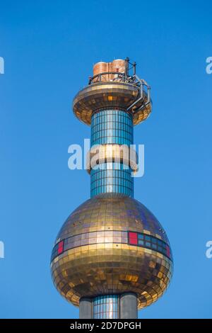 Österreich, Wien, Spittelau, Kraftwerk Fernwarte, dessen Fassade von Öko-Architekt Friedensreich Hundertwasser nach einem Großbrand neu gestaltet wurde Stockfoto