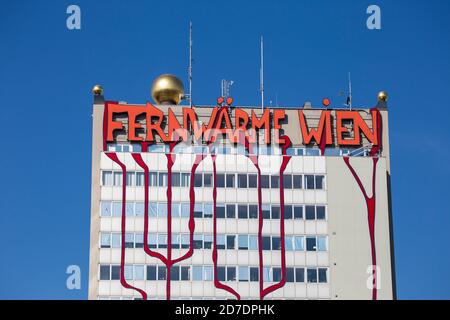 Österreich, Wien, Spittelau, Kraftwerk Fernwarte, dessen Fassade von Öko-Architekt Friedensreich Hundertwasser nach einem Großbrand neu gestaltet wurde Stockfoto