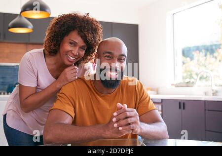 Porträt Von Lächelnd Afroamerikanischen Erwachsenen Sohn Mit Mutter In Küche Zu Hause Stockfoto