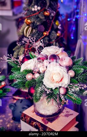 Weihnachtskompositionen und Dekorationen aus Tannenzweigen, Spielzeug, Kugeln und Blumen auf der Messe. Stockfoto