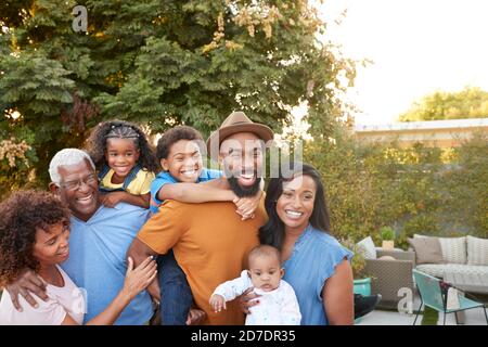 Portrait Von Multi-Generation African American Family Entspannung Im Garten Bei Gemeinsam Zu Hause Stockfoto