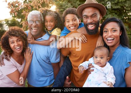 Portrait Von Multi-Generation African American Family Entspannung Im Garten Bei Gemeinsam Zu Hause Stockfoto