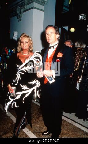 Moderator Max Schautzer mit Ehefrau Gundel beim Frankfurter Opernball, Deutschland 1994. Stockfoto