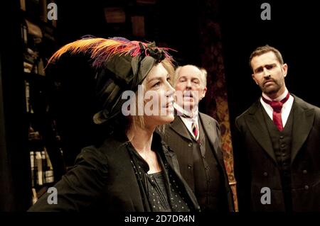 l-r: Geißelwochen (Eliza Doolittle), Peter Eyre (Colonel Pickering), Rupert Everett (Professor Henry Higgins) in PYGMALION von Bernard Shaw am Chichester Festival Theatre, West Sussex, England 19/07/2010 Design & Regie: Philip Prowse Beleuchtung: Gerry Jenkinson Stockfoto