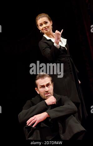 Rupert Everett (Professor Henry Higgins), Kara Tointon (Eliza Doolittle) in PYGMALION von Bernard Shaw am Garrick Theatre, London WC2 25/05/2011 A Chichester Festival Theatre 2010 Produktionsdesign & Regie: Philip Prowse Beleuchtung: Gerry Jenkinson Stockfoto