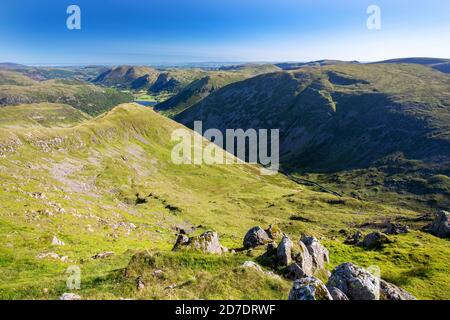 Blick auf Middle Dodd und Brotherswater von Red Screes, Lake District, Großbritannien. Stockfoto