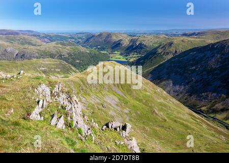 Blick auf Middle Dodd und Brotherswater von Red Screes, Lake District, Großbritannien. Stockfoto