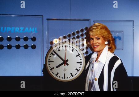 Karin Tietze-Ludwig, deutsche Moderatorin, Fernsehansagerin und Lottofee, Deutschland um 1996. Stockfoto