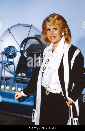 Karin Tietze-Ludwig, deutsche Moderatorin, Fernsehansagerin und Lottofee vor dem Ziehungsgerät, Deutschland um 1996. Stockfoto