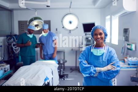 Portrait Der Weiblichen Chirurgen Trägt Scrubs Und Schutzbrille In Operationssaal Des Krankenhauses Stockfoto