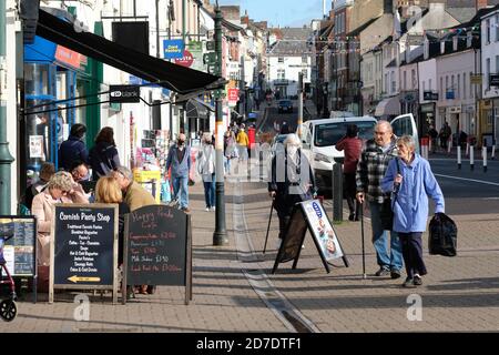 Monmouth, Wales, UK - Donnerstag, 22. Oktober 2020 - Shopper in Monmouth, Wales bereiten sich auf eine nationale Sperre vor, die morgen in ganz Wales ab 18:00 Uhr am Freitag beginnt - heute ist die letzte Chance zum nicht unbedingt notwendigen Einkaufen und zum Genießen der Cafés entlang der Hauptstraße. Foto Steven May / Alamy Live News Stockfoto