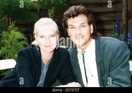 Patrick Swayze, amerikanischer Schauspieler, Sänger und Tänzer mit weissem Fan, Deutschland 1985. Stockfoto