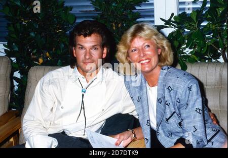 Patrick Swayze, amerikanischer Schauspieler, Sänger und Tänzer mit weissem Fan, Deutschland 1985. Stockfoto