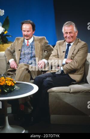 Heinz Sielmann (rechts), deutscher Tierfilmer, Kameramann, Produzent und Publizist, im Fernsehstudio, Deutschland um 1995. Stockfoto