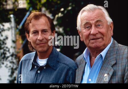 Schlagersänger Michael Holm und Heinz Sielmann, deutscher Tierfilmer, Kameramann, Produzent und Publizist, Deutschland um 1995. Stockfoto