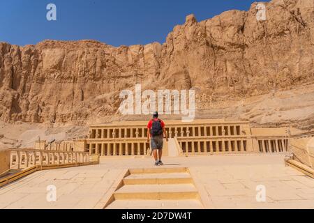 Kaukasischer Mann, der in Totentempel der Hatschepsut, Ägypten reist Stockfoto