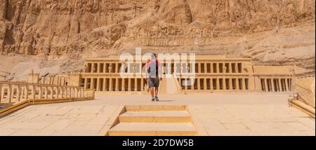 Kaukasischen männlichen Reisen in Totentempel der Hatschepsut, Ägypten Stockfoto