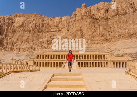 Kaukasischer Mann, der in den Totentempel der Hatschepsut, Ägypten reist Stockfoto