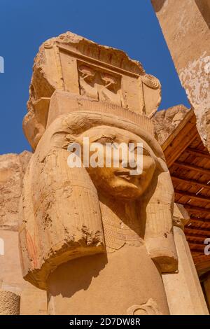 Vertikale Aufnahme einer Statue im Totentempel der Hatschepsut, Ägypten Stockfoto