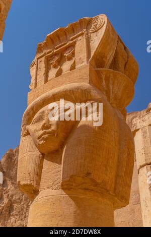 Vertikale Aufnahme einer Statue im Totentempel der Hatschepsut, Ägypten Stockfoto