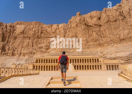 Kaukasischer Mann, der in Totentempel der Hatschepsut, Ägypten reist Stockfoto