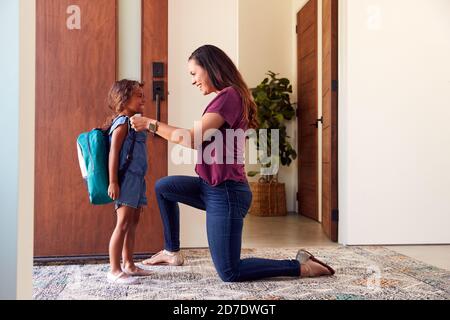 Mutter Sagt Auf Wiedersehen Zu Tochter, Als Sie Nach Hause Geht Schule Stockfoto