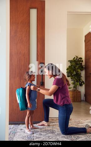 Mutter Sagt Auf Wiedersehen Zu Tochter, Als Sie Nach Hause Geht Schule Stockfoto