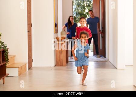 Aufgeregt Familie Nach Hause Nach Ausflug Mit Kindern Laufen Durch Die Vordertür Stockfoto