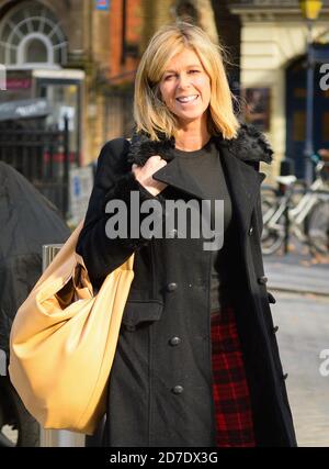 Kate Garraway im Bild trägt rote Tartan-Hose in Leicester Square, London am 22. Oktober 2020. Stockfoto