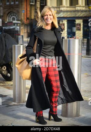 Kate Garraway im Bild trägt rote Tartan-Hose in Leicester Square, London am 22. Oktober 2020. Stockfoto