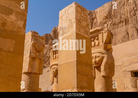 Schöne Aufnahme von Statuen in Totentempel der Hatschepsut, Ägypten Stockfoto