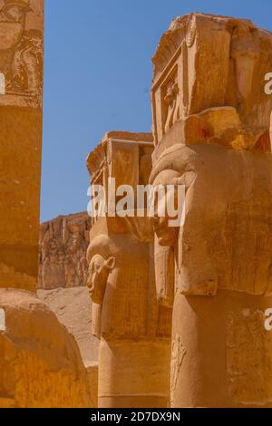 Vertikale Aufnahme von Statuen im Totentempel der Hatschepsut, Ägypten Stockfoto