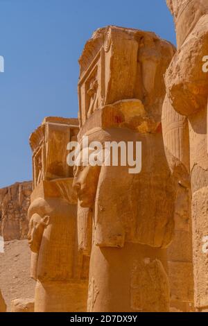 Vertikale Aufnahme einer Statue im Totentempel der Hatschepsut, Ägypten Stockfoto