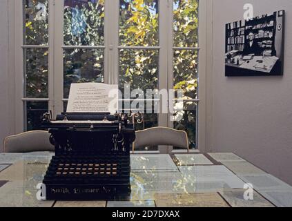 Schreibmaschine mit Brief auf Schreibtisch im Hermann Hesse Hausmuseum in Montagnola, Kanton Tessin, Schweiz Stockfoto