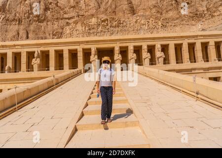 Kaukasische Frau, die in den Totentempel der Hatschepsut, Ägypten reist Stockfoto