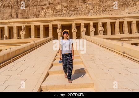 Kaukasische Frau, die in den Totentempel der Hatschepsut, Ägypten reist Stockfoto