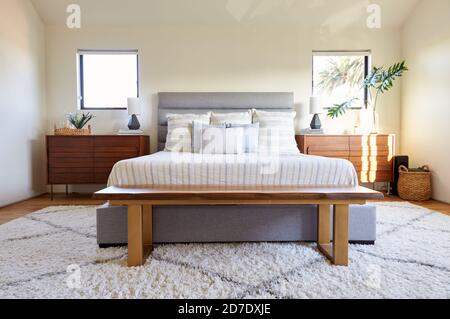 Innenaufnahme Von Stilvollen Modernen Schlafzimmer In Empty House Stockfoto