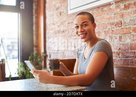 Porträt Einer Frau, Die Einen Videoanruf Auf Dem Mobiltelefon Macht Im Coffee Shop Stockfoto