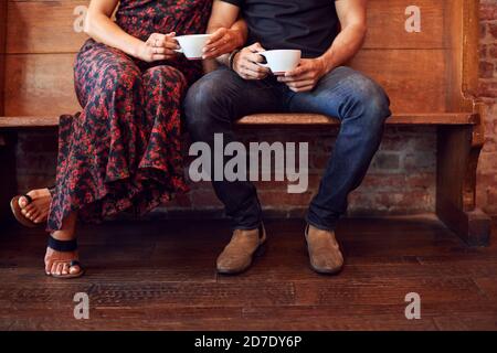 Nahaufnahme Der Füße Eines Paares, Das Auf Der Bank Sitzt Coffee Shop Zusammen Stockfoto