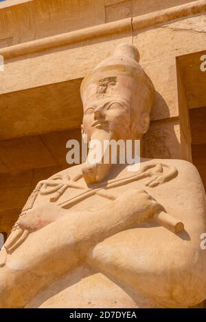 Vertikale Aufnahme einer Statue im Totentempel der Hatschepsut, Ägypten Stockfoto