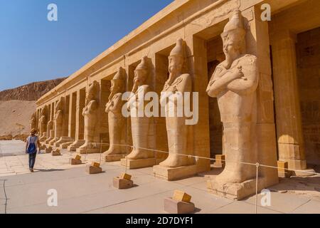 Kaukasische Frau, die in den Totentempel der Hatschepsut, Ägypten reist Stockfoto