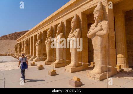 Kaukasische Frau, die in den Totentempel der Hatschepsut, Ägypten reist Stockfoto