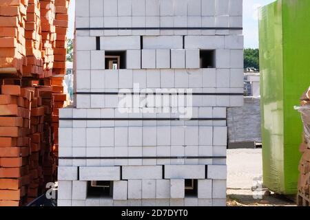 Baumaterialien. Baustoffe für den Bau der Wohnanlage. Stapel der weißen Steine an der Baustelle. Stockfoto