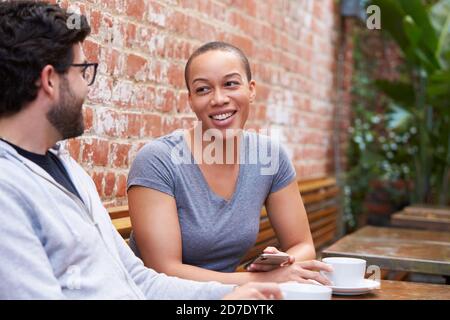Junges Paar Auf Datum Sitzen Im Freien Coffee Shop Tisch Gemeinsam Stockfoto